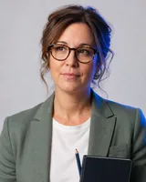 Portrait of Geneviève, the fictional persona of the SRED Expert, an AI agent